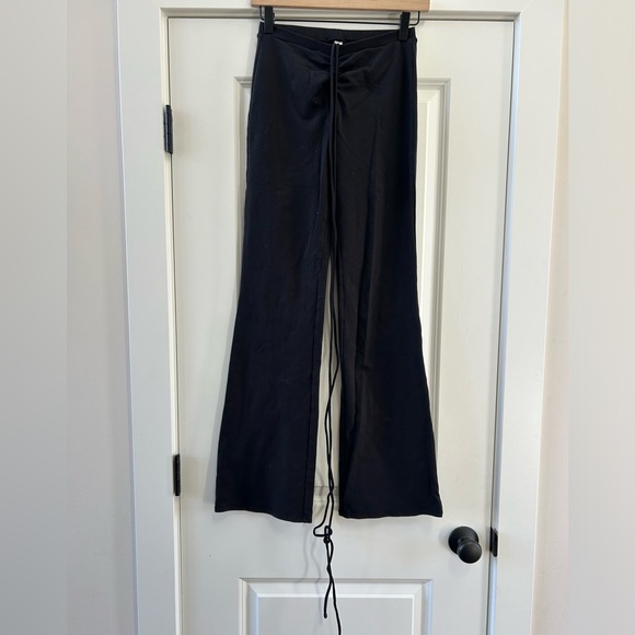 Alo Yoga Airbrush High Waist Cinch Flare Legging in Black - Picture 4 of 10